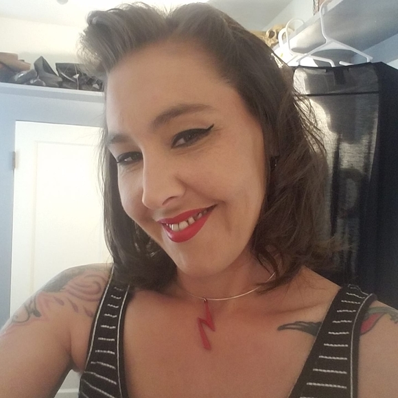 Meet your Posher, Jessica - Picture 2 of 13